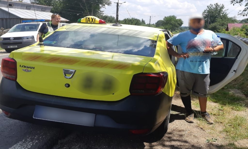 (Foto) Ţigarete de contrabandă transportate cu taxiul