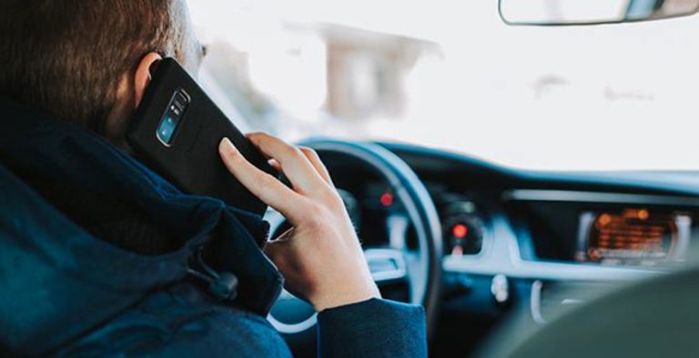 S-a schimbat modificarea! Ce pățesc de acum cei care țin telefonul în mână la volan?