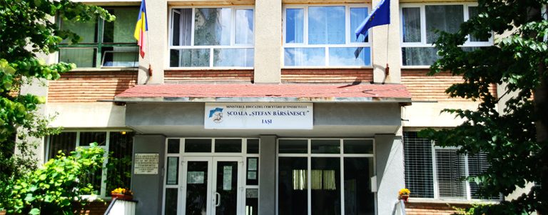 La Școala Gimnazială ,,Ștefan Bârsănescu” din Iași o clasă a fost suspendată. Un elev a fost confirmat cu COVID-19