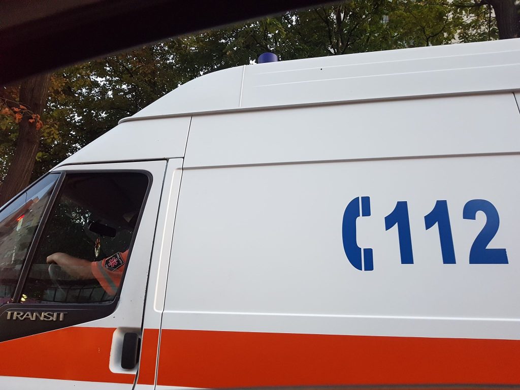 O femeie a fost gasita moarta in curtea casei sale
