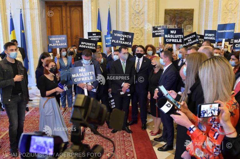 Protest PSD în fața biroului lui Ludovic Orban: ,,Nu ascundeți morții”