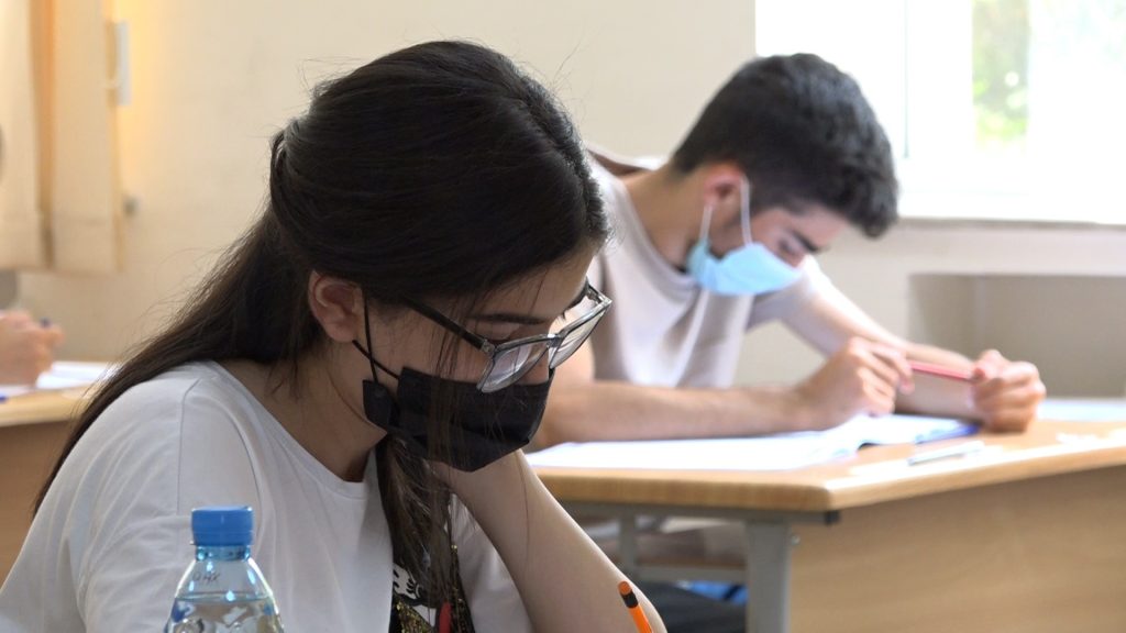 O elevă a fost scoasă de la ore pentru că nu purta corect masca
