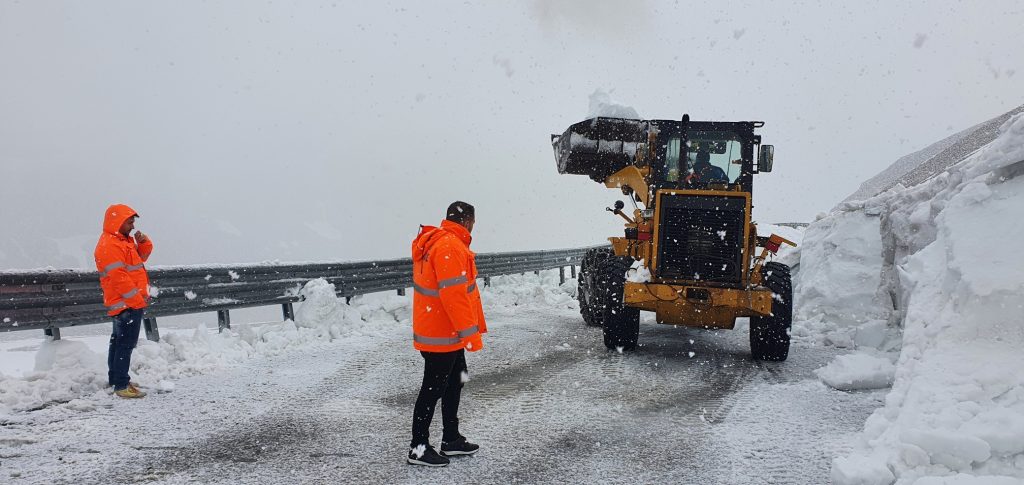 Ninge pe Transalpina la începutul verii! Video impresionant