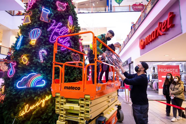 FOTO: 80 de norocoși au fost premiați cu ornamentele din brad în cadrul evenimentului „Marea Descrăciuneală”