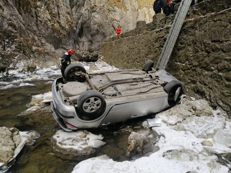 Un autoturism în care se aflau 3 persoane s-a răsturnat în albia râului Bicaz