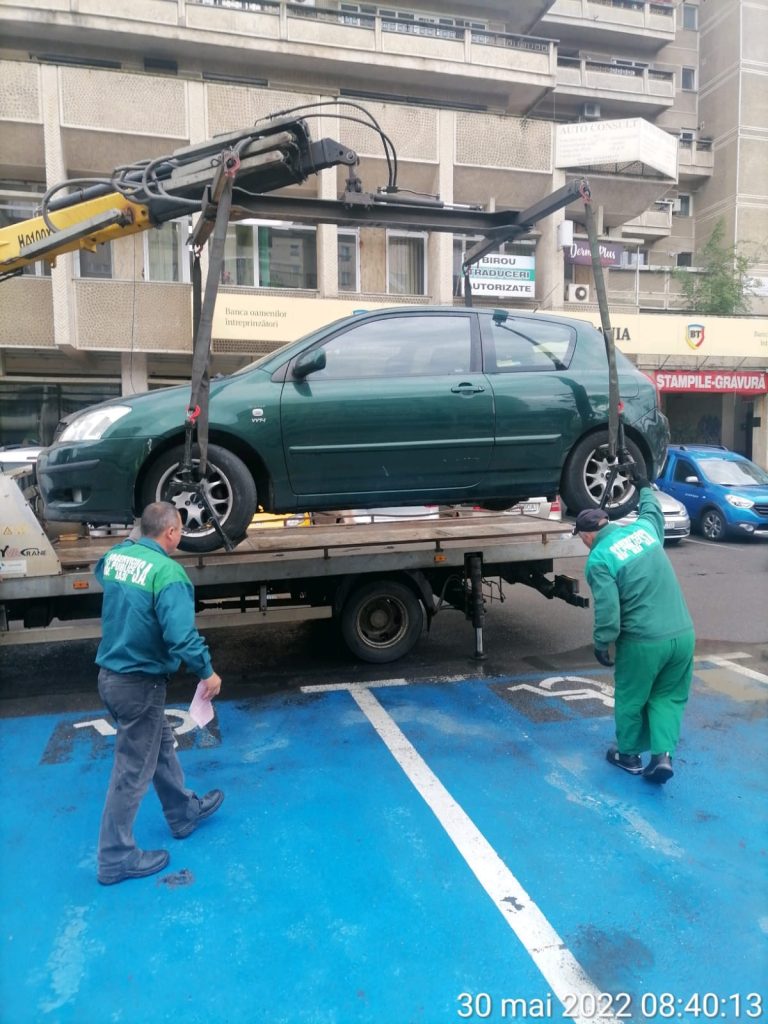 După două zile parcată pe locul dedicat persoanelor cu dizabilități, mașina a fost ridicată