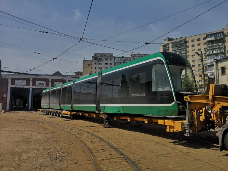 FOTO: Al șaselea tramvai modern a ajuns în Depoul Iași