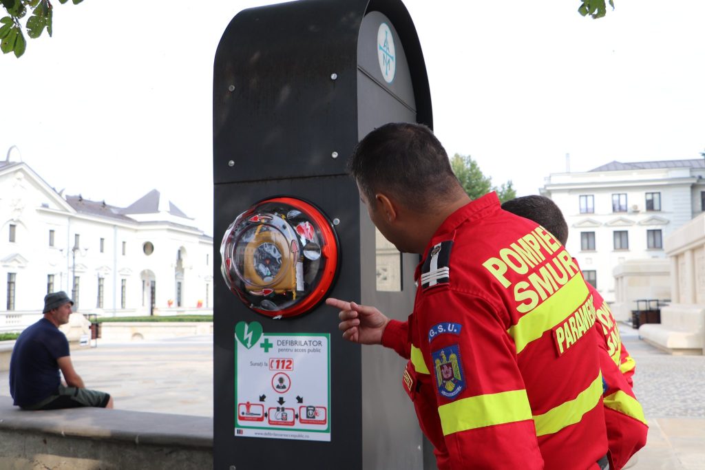 Resuscitarea cardio-pulmonară cu defibrilator prezentare la Catedrala Mitropolitană din municipiul Iași