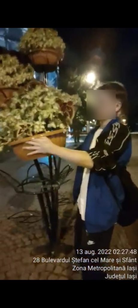 Glumele deplasate costă! Doi bărbați au sustras doua aranjamentele florale din zona Bisericii Trei Ierarhi