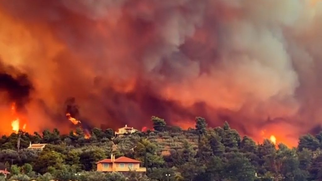 Insula Evia din Grecia transformată în rug. Oamenii au fugit cu feribotul din calea incendiilor