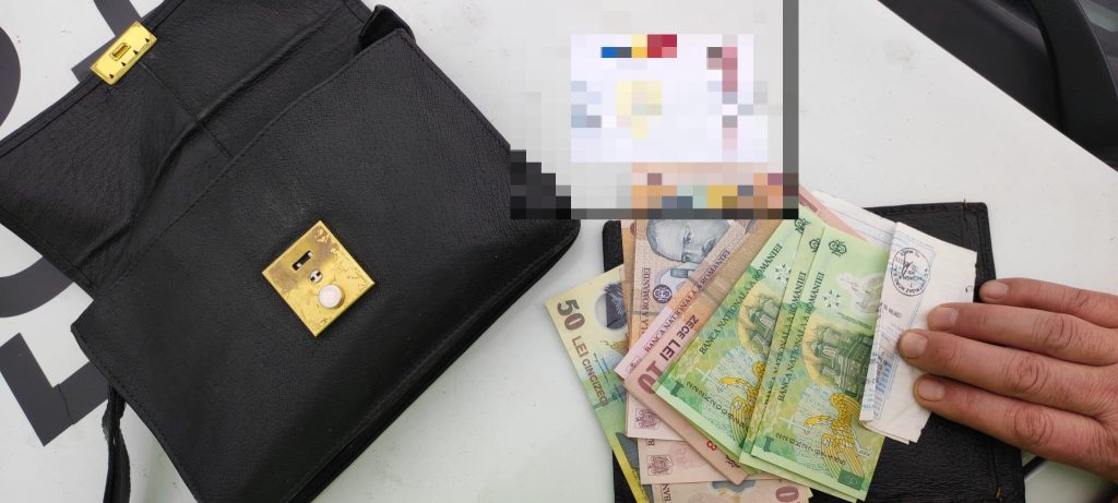 Un bărbat și-a pierdut borseta cu bani și acte în Piața Alexandru cel Bun. Iată cum a ajuns borseta în posesia bărbatului