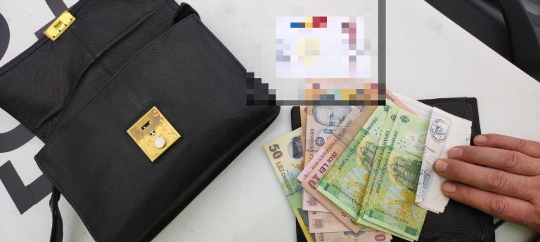 Un bărbat și-a pierdut borseta cu bani și acte în Piața Alexandru cel Bun. Iată cum a ajuns borseta în posesia bărbatului