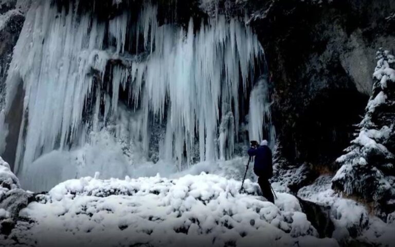Peisaj de poveste! Cascada de la Vidra a înghețat