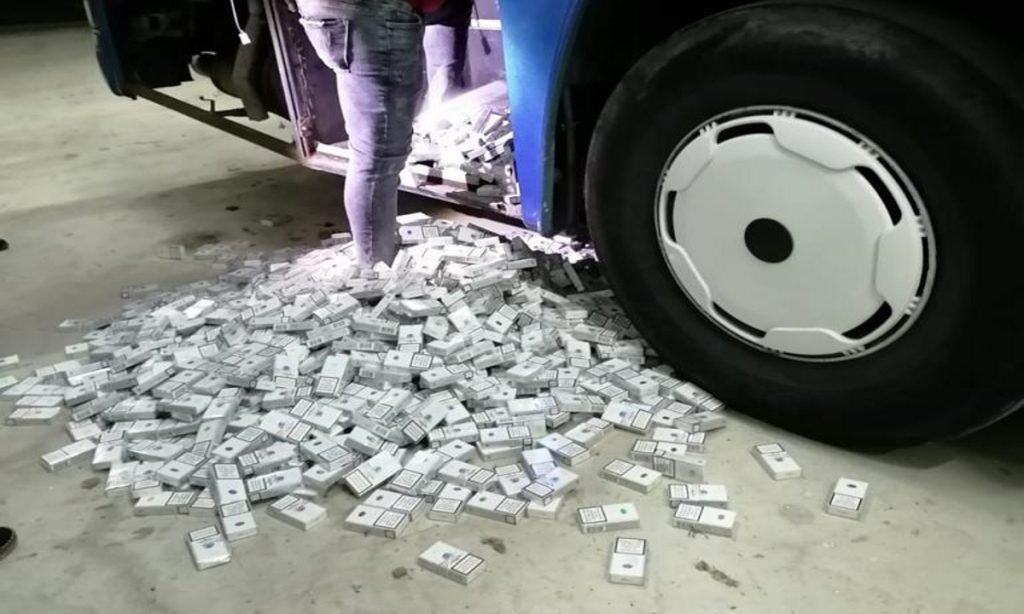 Autocar defect, blindat cu ţigarete, depistat la intrarea în România