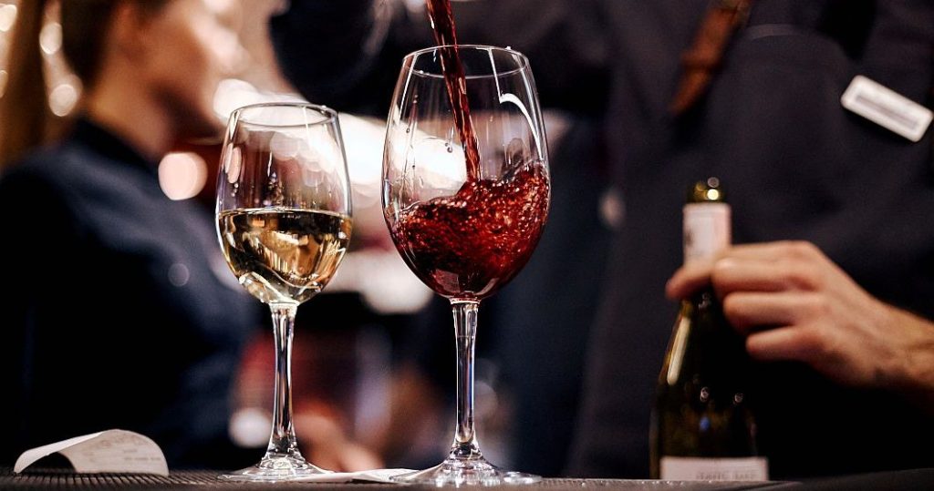 Un nou studiu: Consumatorii de alcool, mai puțin predispuși la riscul de cataractă
