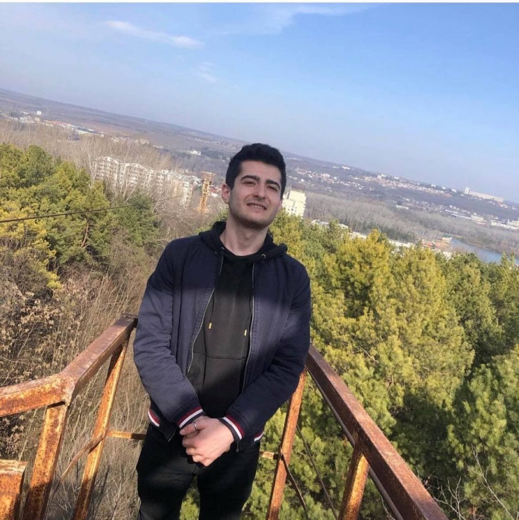 Un tânăr căutat de aproape două săptămâni, găsit în stare de putrefacție într-o pădure