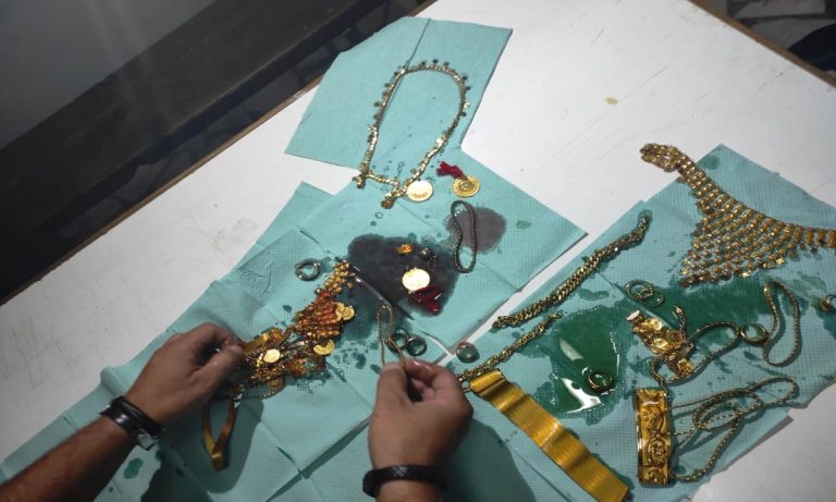 Suspectă în cazul unui furt de bijuterii în valoare de 200.000 euro, depistată de poliţiştii de frontieră