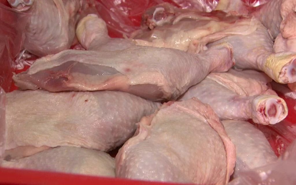 ATENȚIE! 60 de tone de carne de pui infestate cu Salmonella au fost descoperite în mai multe lanţuri de magazine din țară