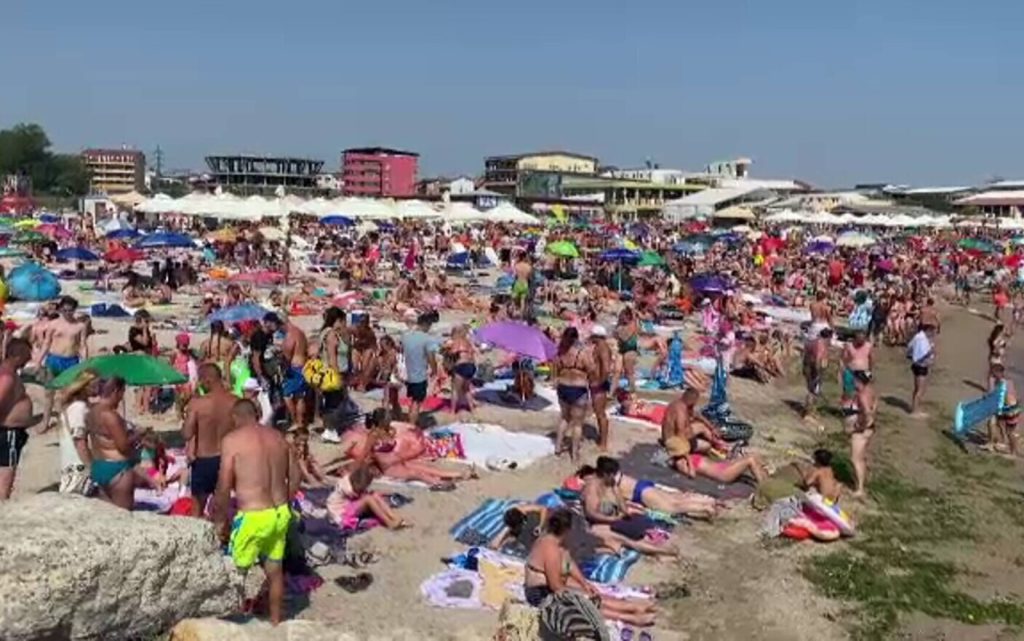 Ce a pățit un român care a vrut să stea pe prosop pe o plaja din Vama Veche? Povestea lui a devenit virală