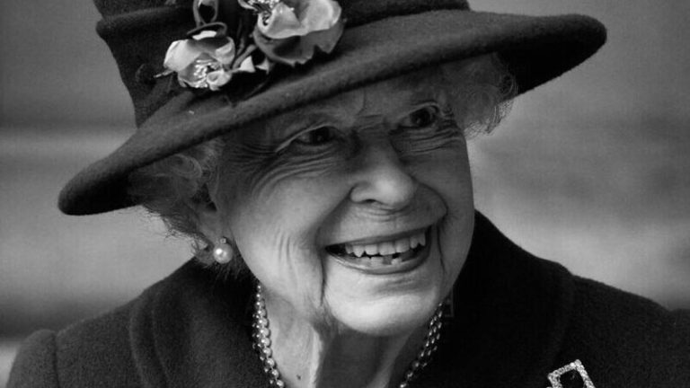 Regina Elisabeta a II-a a Marii Britanii a murit
