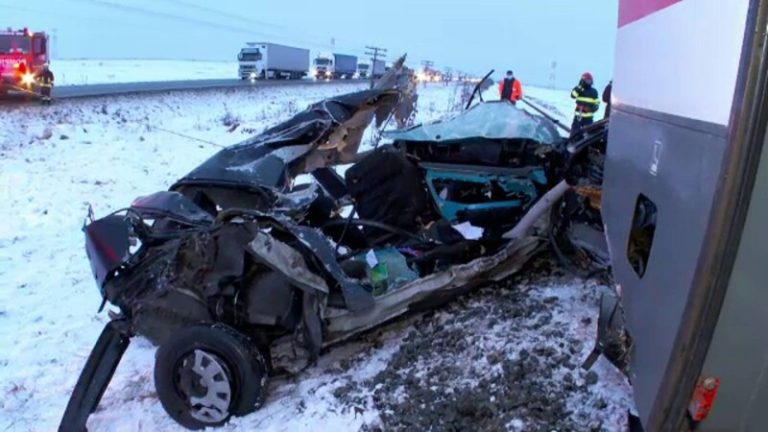 O tânără de 22 de ani a murit strivită în mașină, spulberată de tren. Când s-a apropiat locomotiva, aceasta a accelerat inexplicabil