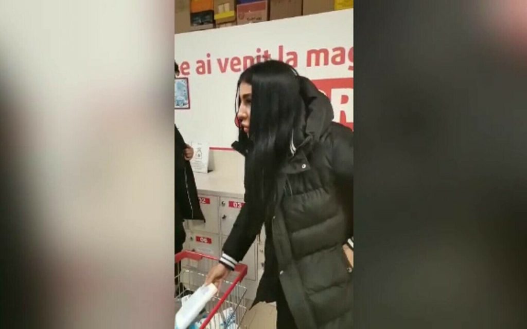 Doi tineri din București au fost prinși după ce au îndesat zeci de șampoane sub haine într-un magazin