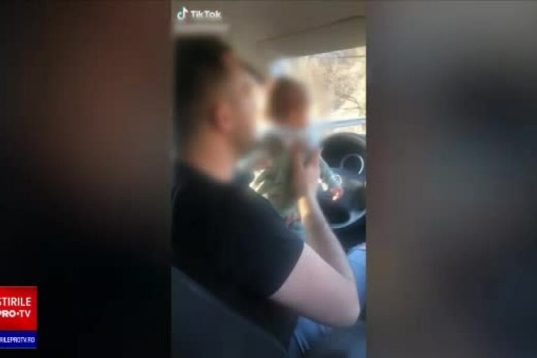 SOCANT! Un TATĂ conduce mașina ținând un bebeluș pe volan și ascultând manele. VIDEO