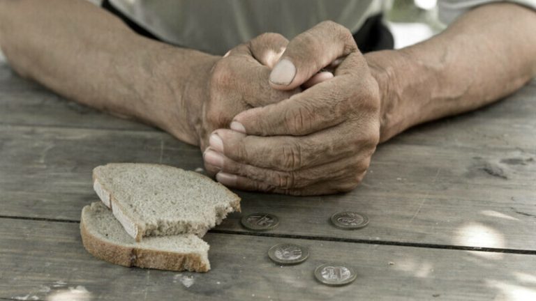 Un bărbat din județul Suceava a spart un magazin pentru a mânca o pâine, două iaurturi și o roșie