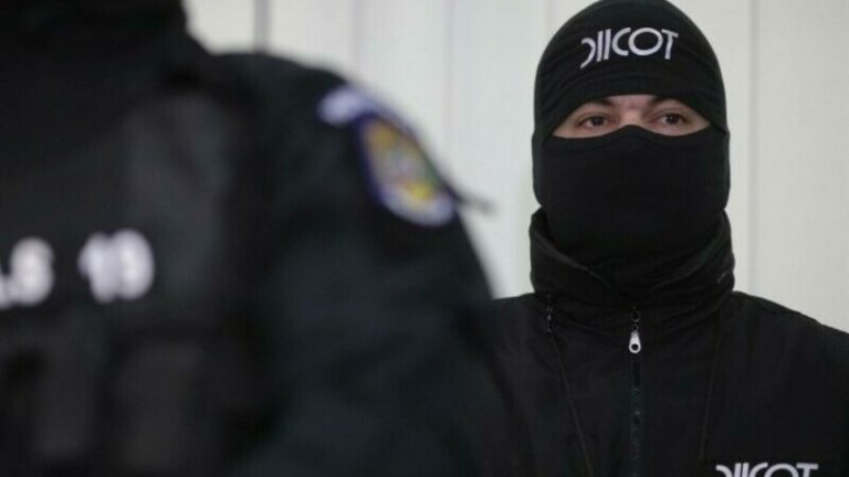 Cămătari din Hunedoara, prinşi de DIICOT. Acordau împrumuturi cu dobândă de 100% şi îi băteau pe datornici