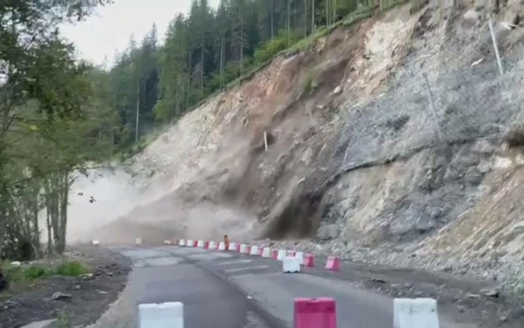 Au căzut bolovani de pe versanți pe șoseaua ce leagă Vatra Dornei de Broșteni. Traficul a fost închis