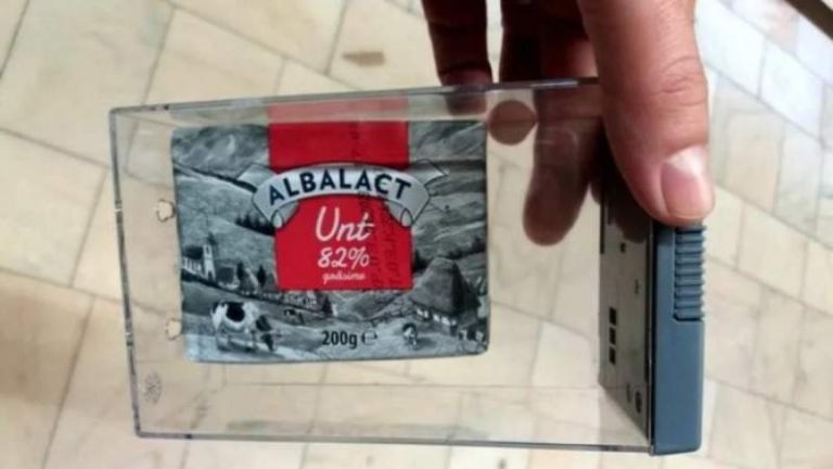 Pachet de unt cu sistem antifurt, într-un supermarket din Cluj-Napoca