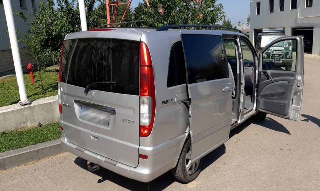 Microbuz plin cu ţigări de contrabandă, blocat în trafic de către poliţiştii de frontieră botoșăneni