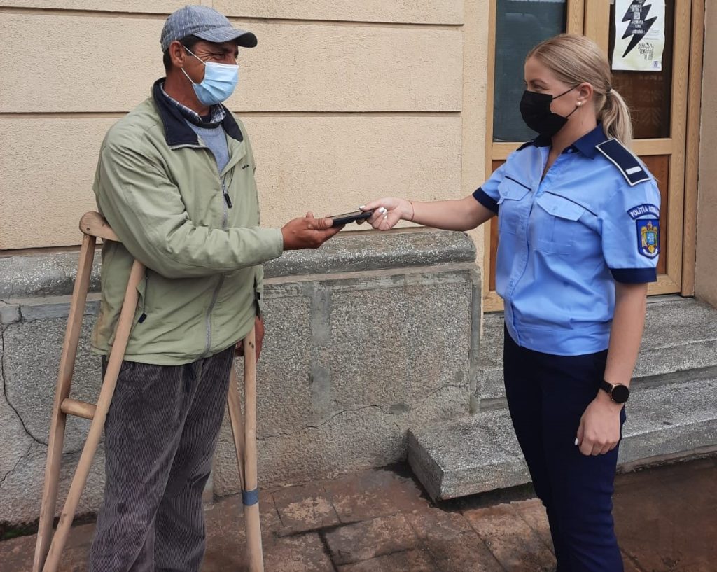 Telefon de 7.000 lei, uitat în trenul Dorohoi-Iași, predat de un călător la Poliție