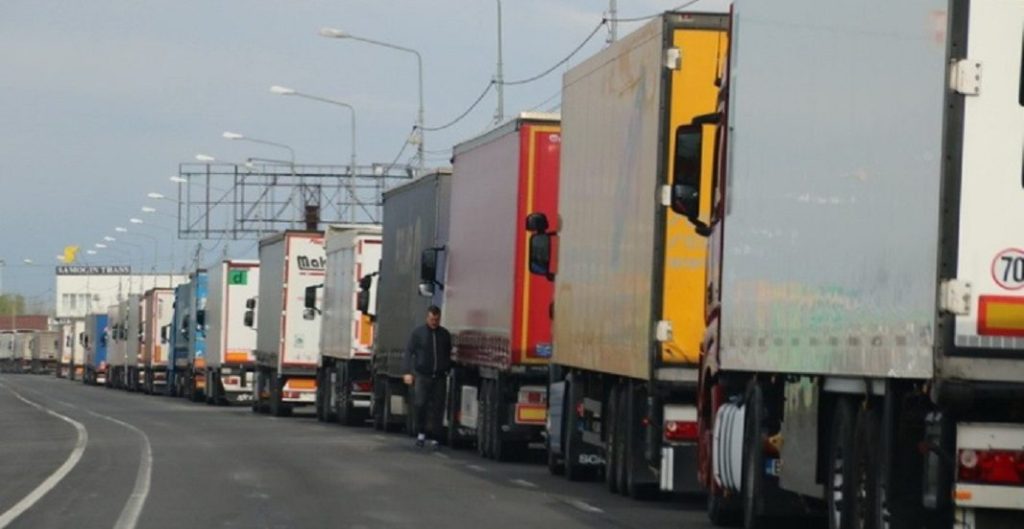 Sute de camioane aşteaptă zile în şir să intre în România