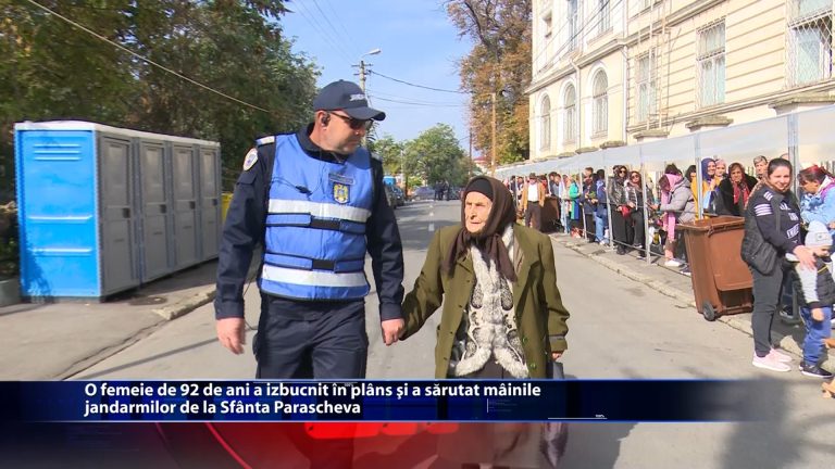 O femeie de 92 de ani a izbucnit in plans si a sarutat mainile jandarmilor de la Sfanta Parascheva
