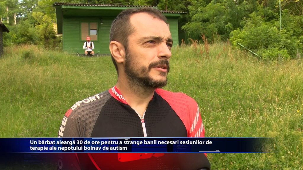 Un barbat alearga 30 de ore pentru a strange banii necesari sesiunilor de terapie ale nepotului bolnav de autism