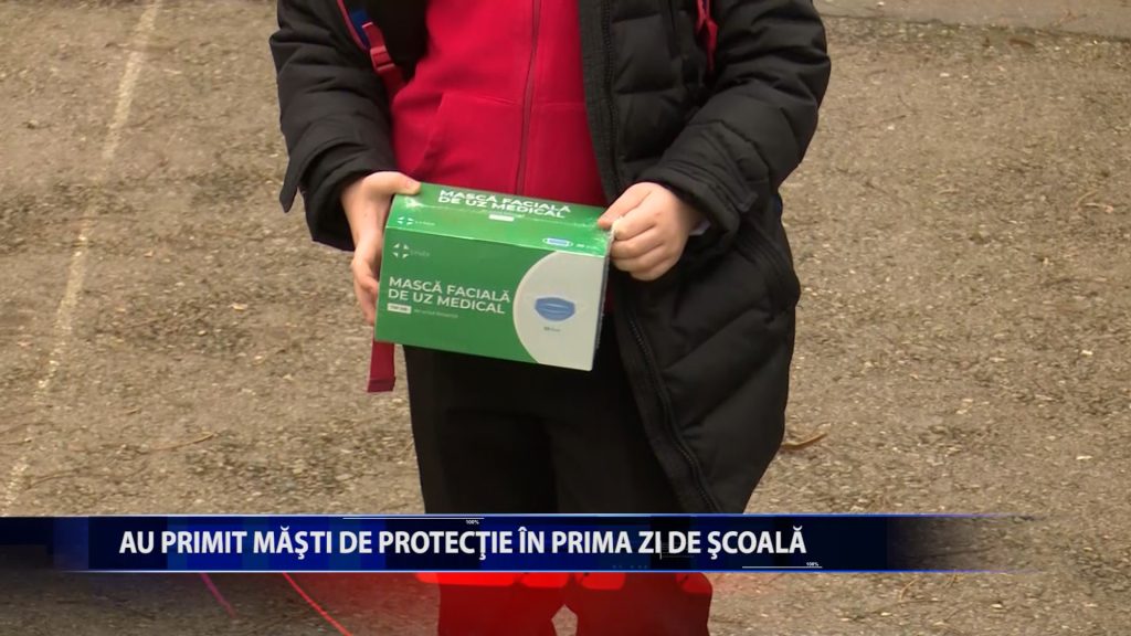 AU PRIMIT MASTI DE PROTECTIE IN PRIMA ZI DE SCOALA