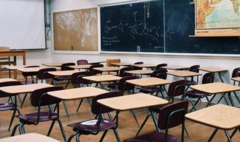 Anchetă a ISJ şi DSP în cazul unei profesoare care le spune elevilor să nu se vaccineze