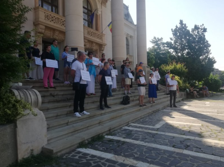 VIDEO: Continuă protestele la Opera Națională din Iași. „Rancea, nu uita, Opera nu e a ta!”