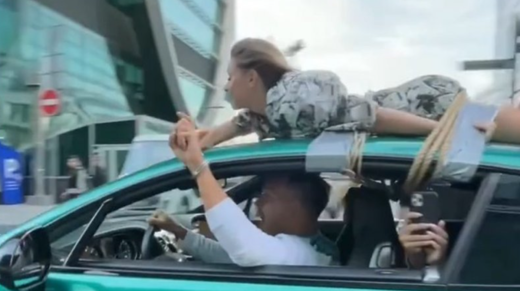 VIDEO! Un influencer rus și-a legat iubita de mașină și a plimbat-o așa prin oraș