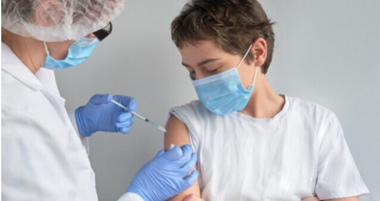 Începe vaccinarea elevilor în şcoli. Cum vor fi imunizaţi copiii