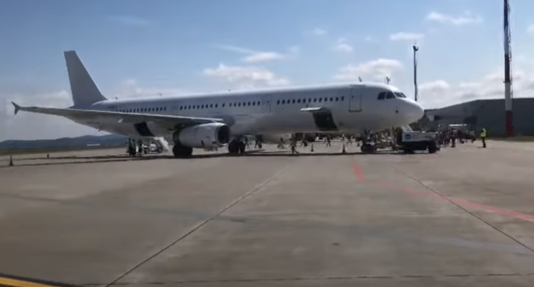 Ce s-a întâmplat cu avionul de ieri fără navigaţie. Ce spun pasagerii: ieşirile de urgenţă au fost deblocate