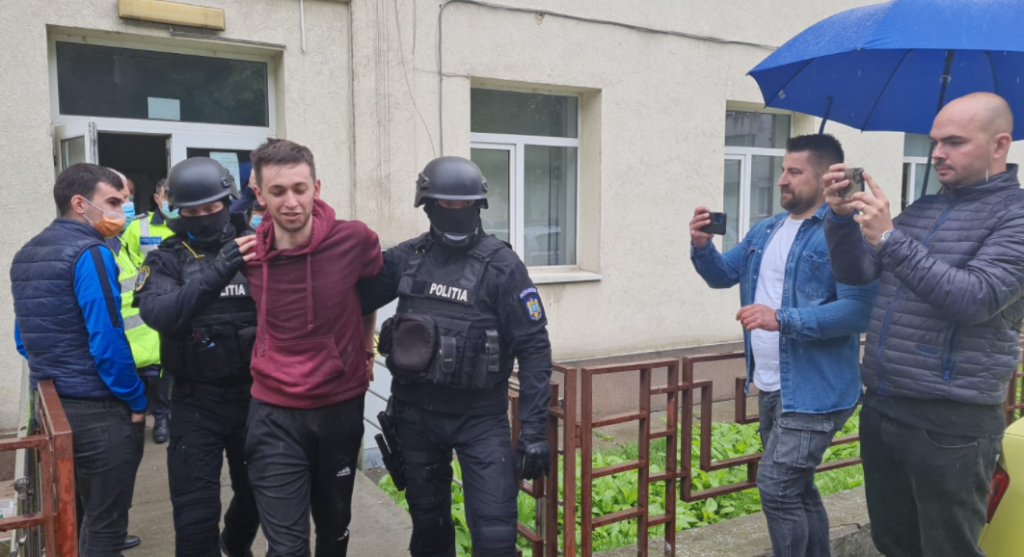 UPDATE El este tânărul drogat care a avariat 15 mașini. A fost „luat pe sus” de mascați