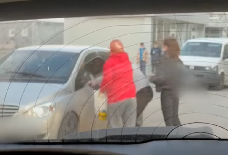 VIDEO Vaslui: Bărbat agresat în trafic cu tigaia de fosta soție și de soacră