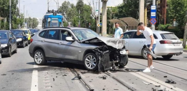 Accident cu două BMW-uri în faţă la Leroy Merlin