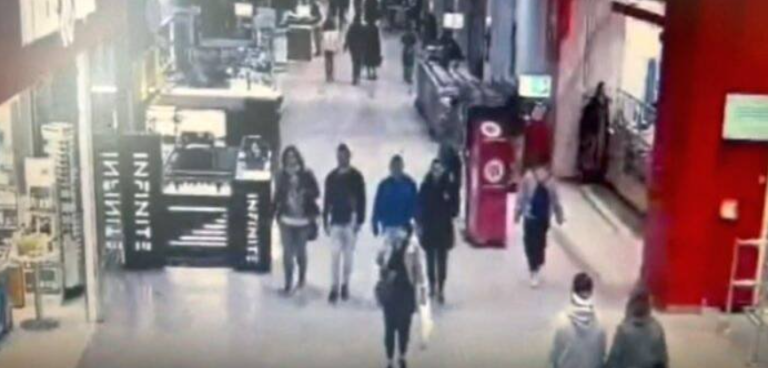 VIDEO dintr-un mall din Timișoara: Momentul în care un tânăr fură, în văzul tuturor, un bancomat de criptomonede