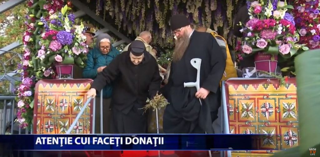 Credinciosii sunt sfatuiti sa nu faca donatii preotilor sau calugarilor care se plimba prin multime