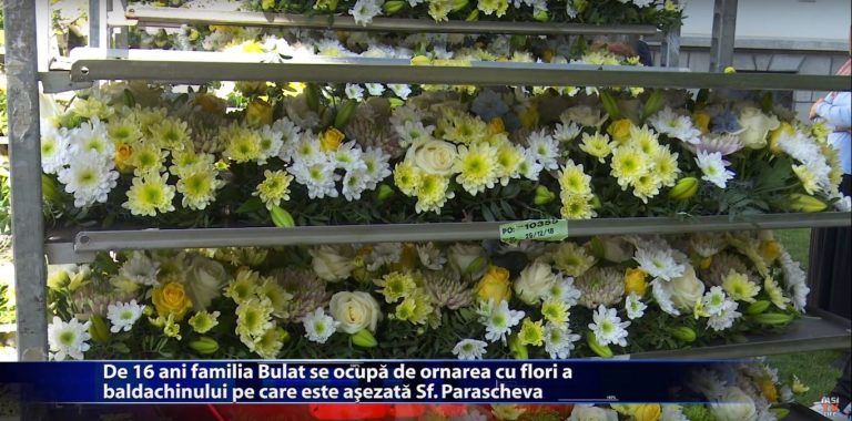De 16 ani familia Bulat se ocupa de ornarea cu flori a baldachinului pe care este asezata Sf. Parascheva