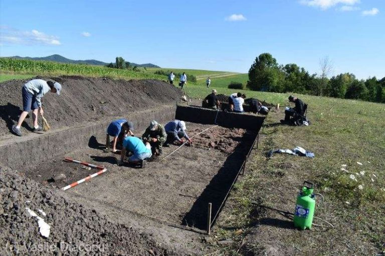 Vestigii arheologice vechi de 7000 ani au fost descoperite, în apropiere de Târgu-Neamţ, de o echipă de arheologi