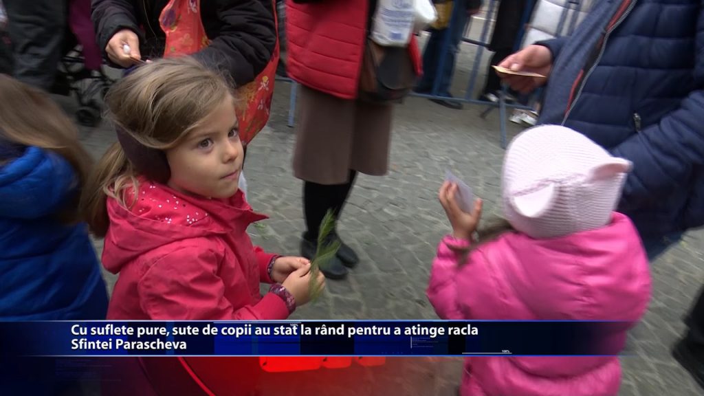 Cu suflete pure, sute de copii au stat la rand pentru a atinge racla Sfintei Parascheva